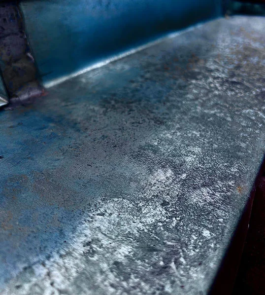 Zinguerie sur mesure — abergement de cheminée et caniveau en zinc